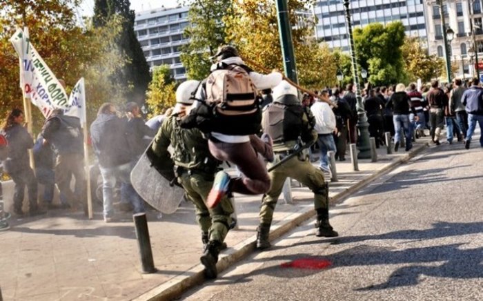 Ο αγρότης «νίντζα» που επιτίθεται στα ΜΑΤ στο Σύνταγμα