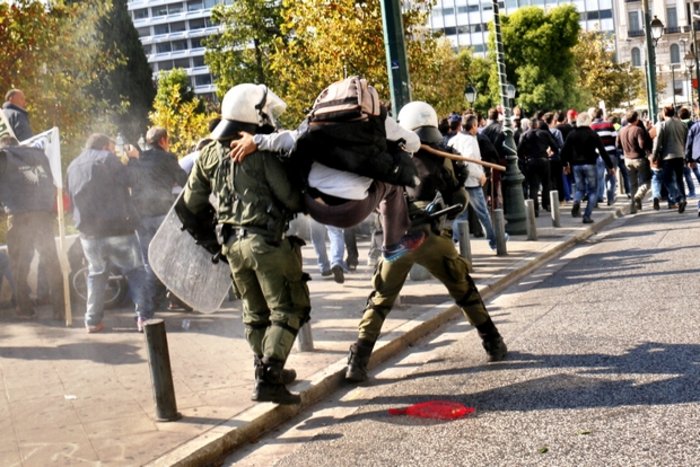 Ο αγρότης «νίντζα» που επιτίθεται στα ΜΑΤ στο Σύνταγμα - εικόνα 3
