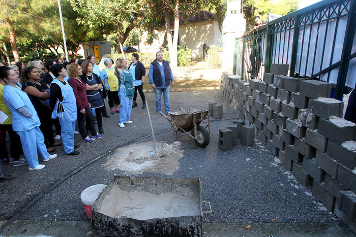 Εχτισαν την πύλη στο Δρομοκαΐτειο οι εργαζόμενοι