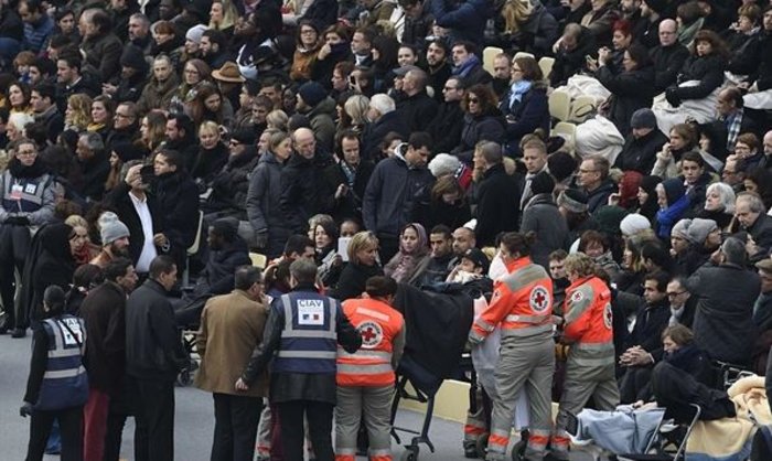Γλίτωσαν από τους τρομοκράτες. Τιμούν τους νεκρούς