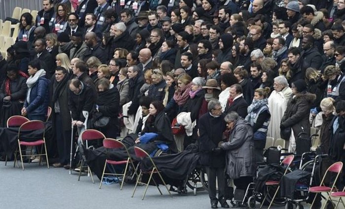 Γλίτωσαν από τους τρομοκράτες. Τιμούν τους νεκρούς - εικόνα 2