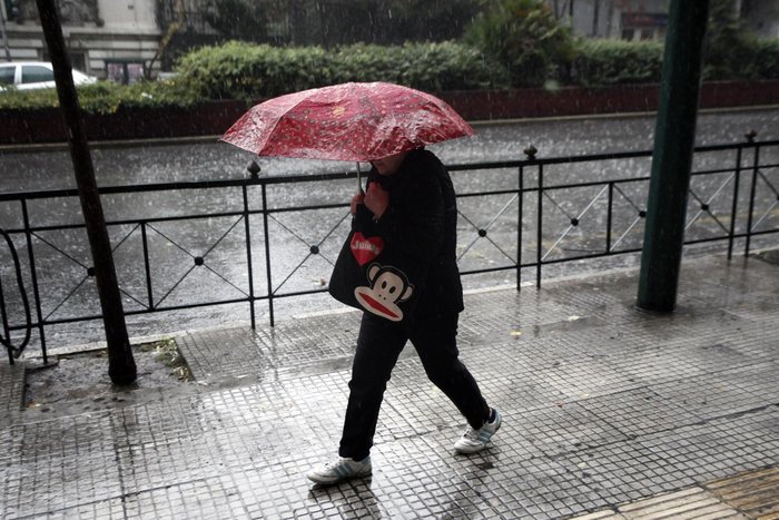 'Οταν οι φωτογράφοι...χορεύουν στη βροχή: 15 εικόνες στο κέντρο της Αθήνας - εικόνα 14