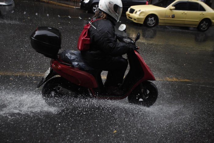 'Οταν οι φωτογράφοι...χορεύουν στη βροχή: 15 εικόνες στο κέντρο της Αθήνας - εικόνα 13