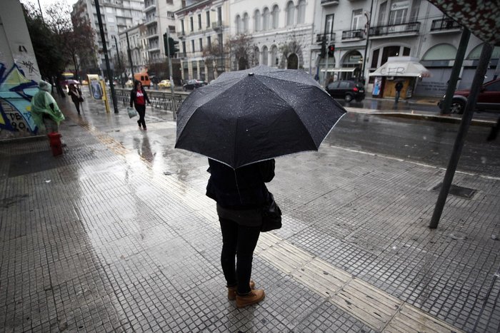 'Οταν οι φωτογράφοι...χορεύουν στη βροχή: 15 εικόνες στο κέντρο της Αθήνας - εικόνα 12