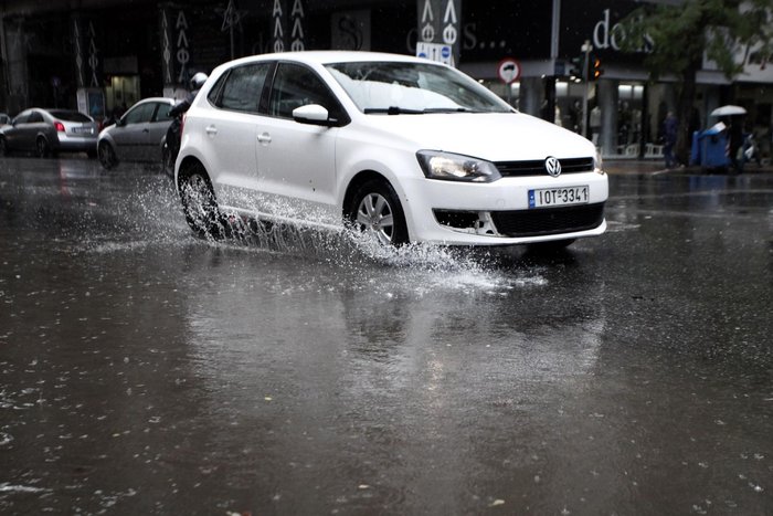 'Οταν οι φωτογράφοι...χορεύουν στη βροχή: 15 εικόνες στο κέντρο της Αθήνας - εικόνα 11