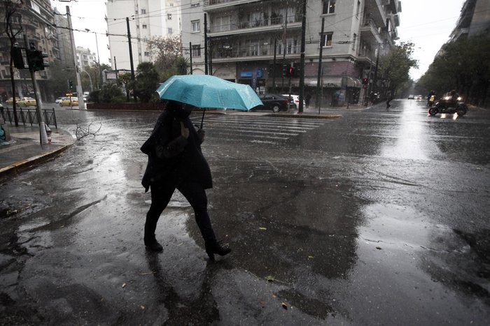 'Οταν οι φωτογράφοι...χορεύουν στη βροχή: 15 εικόνες στο κέντρο της Αθήνας - εικόνα 10