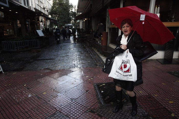 'Οταν οι φωτογράφοι...χορεύουν στη βροχή: 15 εικόνες στο κέντρο της Αθήνας - εικόνα 7