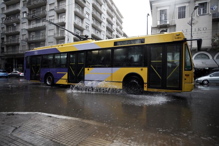 'Οταν οι φωτογράφοι...χορεύουν στη βροχή: 15 εικόνες στο κέντρο της Αθήνας - εικόνα 5
