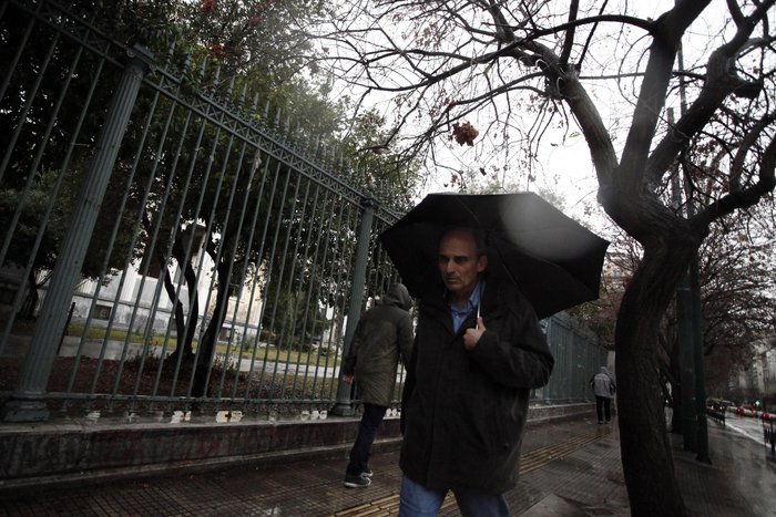 'Οταν οι φωτογράφοι...χορεύουν στη βροχή: 15 εικόνες στο κέντρο της Αθήνας - εικόνα 4