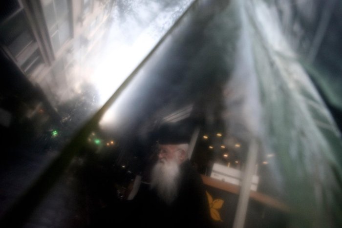 'Οταν οι φωτογράφοι...χορεύουν στη βροχή: 15 εικόνες στο κέντρο της Αθήνας - εικόνα 3