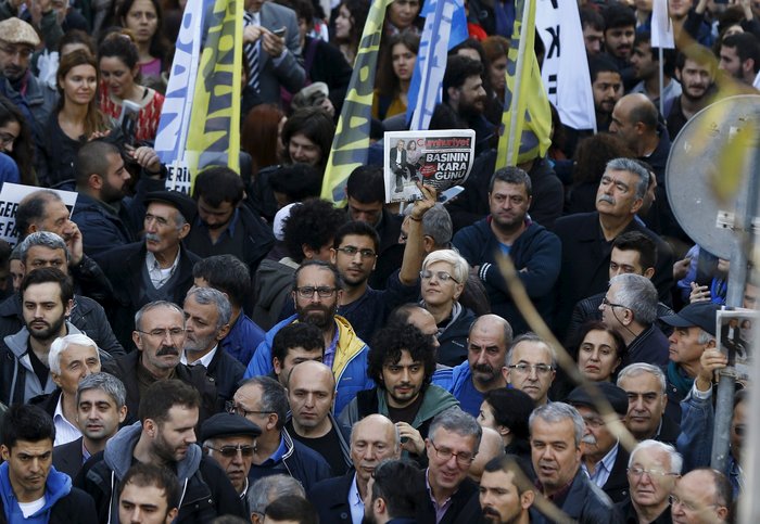 Διαδηλώσεις υπέρ της Χουριέτ στην Τουρκία: «Μαύρη μέρα για τον Τύπο»