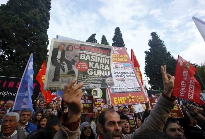 Διαδηλώσεις υπέρ της Χουριέτ στην Τουρκία: «Μαύρη μέρα για τον Τύπο» - εικόνα 2