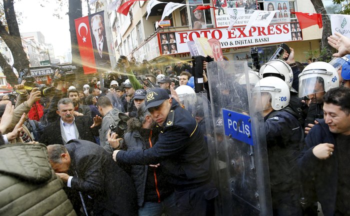 Διαδηλώσεις υπέρ της Χουριέτ στην Τουρκία: «Μαύρη μέρα για τον Τύπο» - εικόνα 3