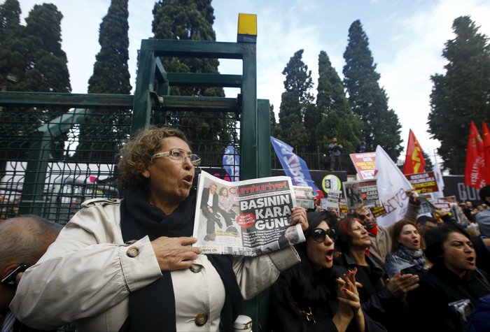 Διαδηλώσεις υπέρ της Χουριέτ στην Τουρκία: «Μαύρη μέρα για τον Τύπο» - εικόνα 4