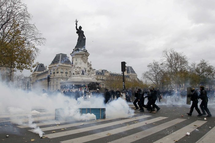 Αγρια επεισόδια στο Παρίσι με διαδηλωτές & αστυνομικούς - εικόνα 6