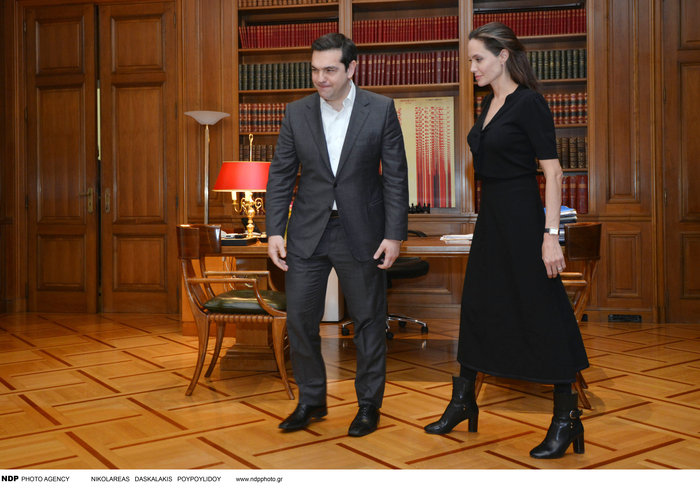 Η αμερικανική Vogue αποθεώνει το ντύσιμο της Τζολί στο Μαξίμου - εικόνα 4