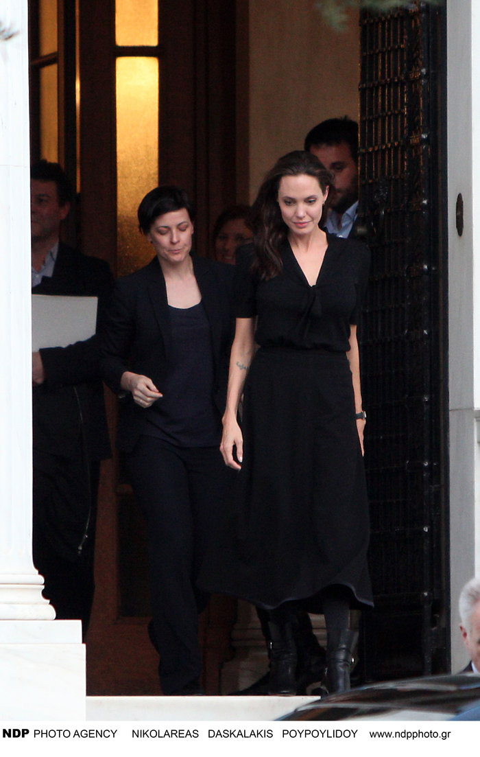 Η αμερικανική Vogue αποθεώνει το ντύσιμο της Τζολί στο Μαξίμου - εικόνα 11