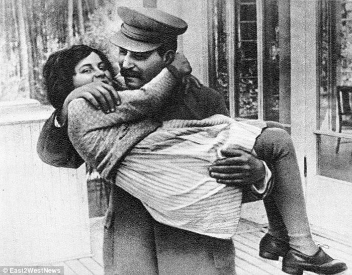 Η Σβετλάνα, η μητέρα της Κρις, στην αγκαλιά του πατέρα της, όταν ακόμα ένιωθε αυτή την αγκαλιά ως πατρική φωλιά.
