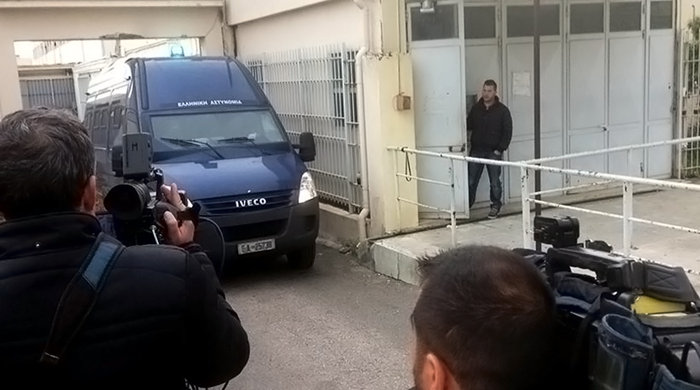 Aλήτη, δολοφόνε φώναζαν οι γείτονες του Ρουπακιά