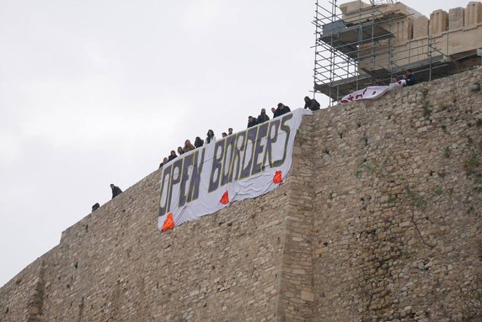 Πανό στην Ακρόπολη υπέρ των ανοιχτών συνόρων για τους πρόσφυγες