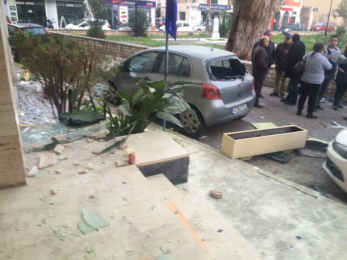 Χούλιγκαν διέλυσαν ξενοδοχείο & αυτοκίνητα στη Λευκάδα Φωτό - εικόνα 2