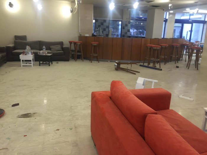 Χούλιγκαν διέλυσαν ξενοδοχείο & αυτοκίνητα στη Λευκάδα Φωτό - εικόνα 4