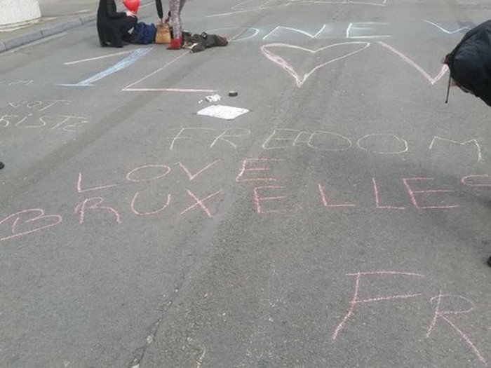 Βρυξέλλες: Στην άσφαλτο γράφουν με κιμωλία μηνύματα κατά τρομοκρατίας