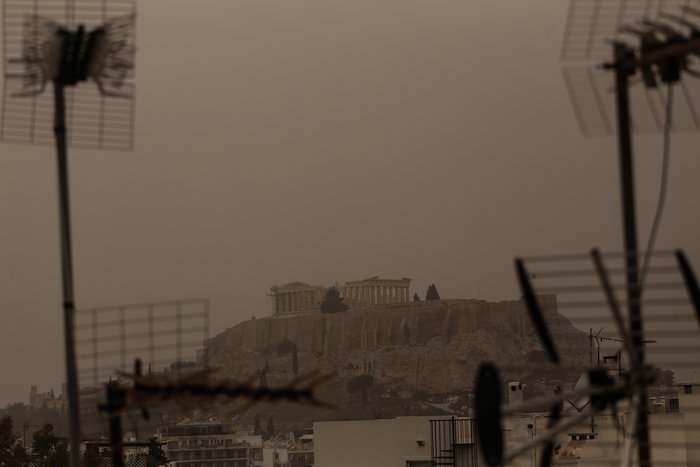 Απίστευτες εικόνες: Η σκόνη «έκρυψε» Ακρόπολη, Μπούρτζι και γέφυρα Ρίου