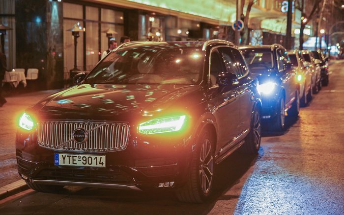 Ο στόλος των πολυτελών Volvo XC90 έξω από το Zonars