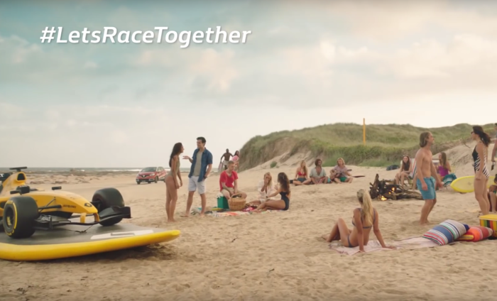 Η θεά με το μαγιώ και η Renault Sport F1 - εικόνα 2