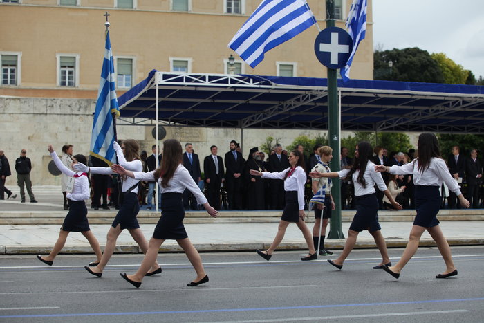 Ολοκληρώθηκε η μαθητική παρέλαση στο κέντρο της Αθήνας - εικόνα 2