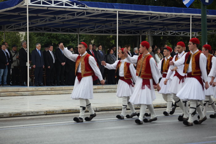 Ολοκληρώθηκε η μαθητική παρέλαση στο κέντρο της Αθήνας - εικόνα 5