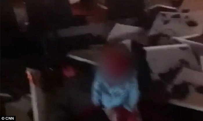 Κοριτσάκι κλαίει πάνω από το πτώμα της μαμάς του στα συντρίμμια