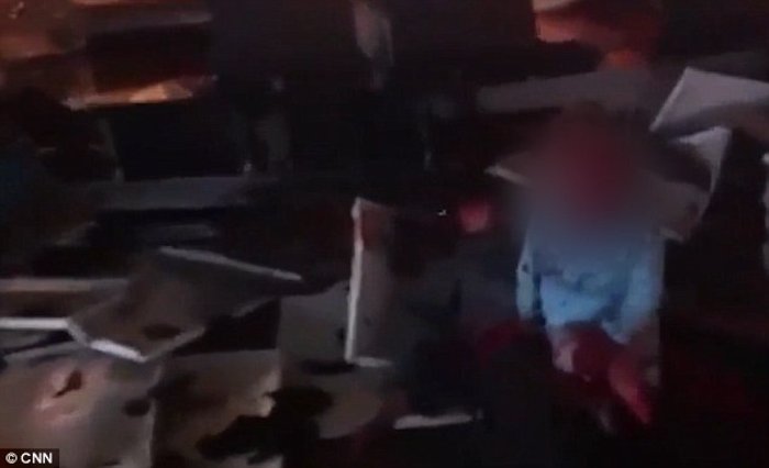Κοριτσάκι κλαίει πάνω από το πτώμα της μαμάς του στα συντρίμμια - εικόνα 3