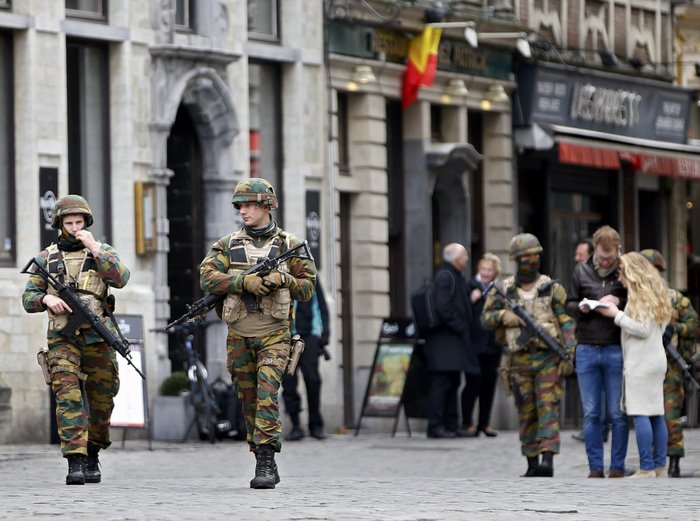 Βέλγοι στρατιώτες κάνουν περιπολία στην Grand Place των Βρυξελλών