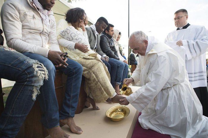 Τα πόδια προσφύγων διαφορετικών θρησκειών έπλυνε ο Πάπας