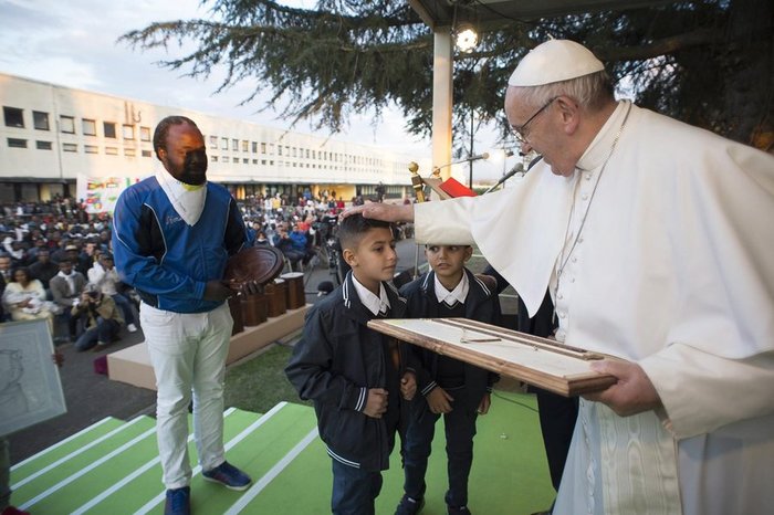Τα πόδια προσφύγων διαφορετικών θρησκειών έπλυνε ο Πάπας - εικόνα 2