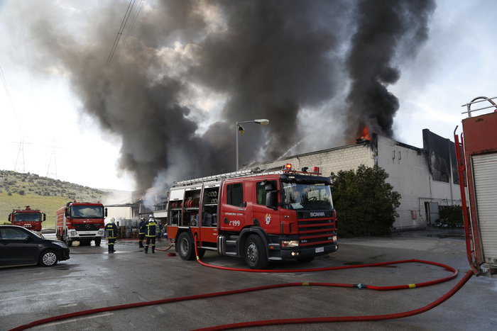 Μεγάλη φωτιά σε  εργοστάσιο στον Ασπρόπυργο - εικόνα 2