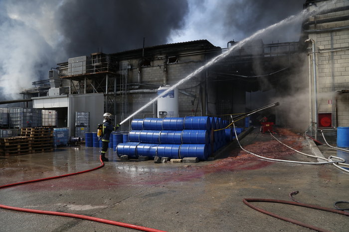 Μεγάλη φωτιά σε  εργοστάσιο στον Ασπρόπυργο - εικόνα 4