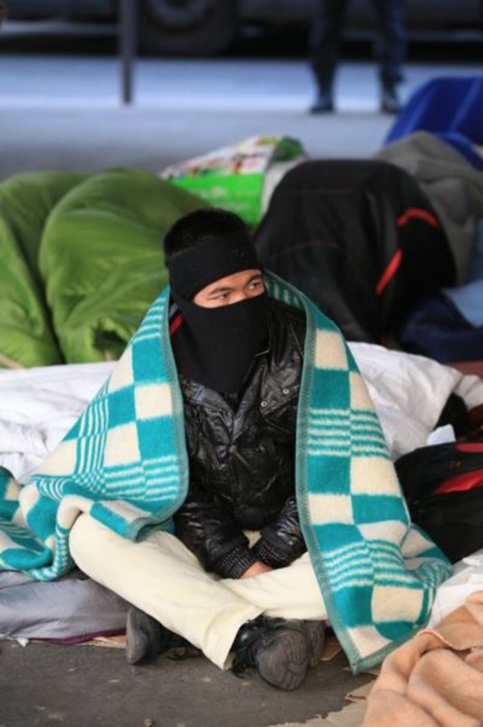 Αφημένοι στη μοίρα τους δεκάδες μετανάστες στο Παρίσι φωτό - εικόνα 3