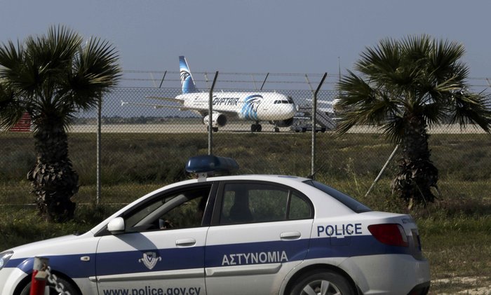 Καρέ καρέ το θρίλερ στο αεροδρόμιο της Λάρνακας