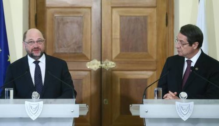 Εληξε η αεροπειρατεία:Παραδόθηκε ο αεροπειρατής, βγήκαν όλοι οι όμηροι - εικόνα 6