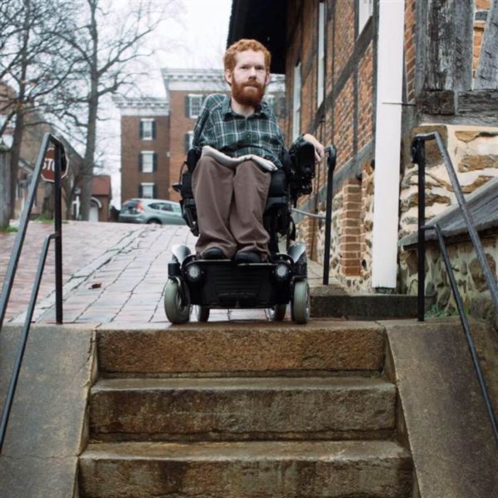 Το μεγαλείο της φιλίας: Ο Κέβαν θα δει τον κόσμο στους ώμους των φίλων του - εικόνα 2