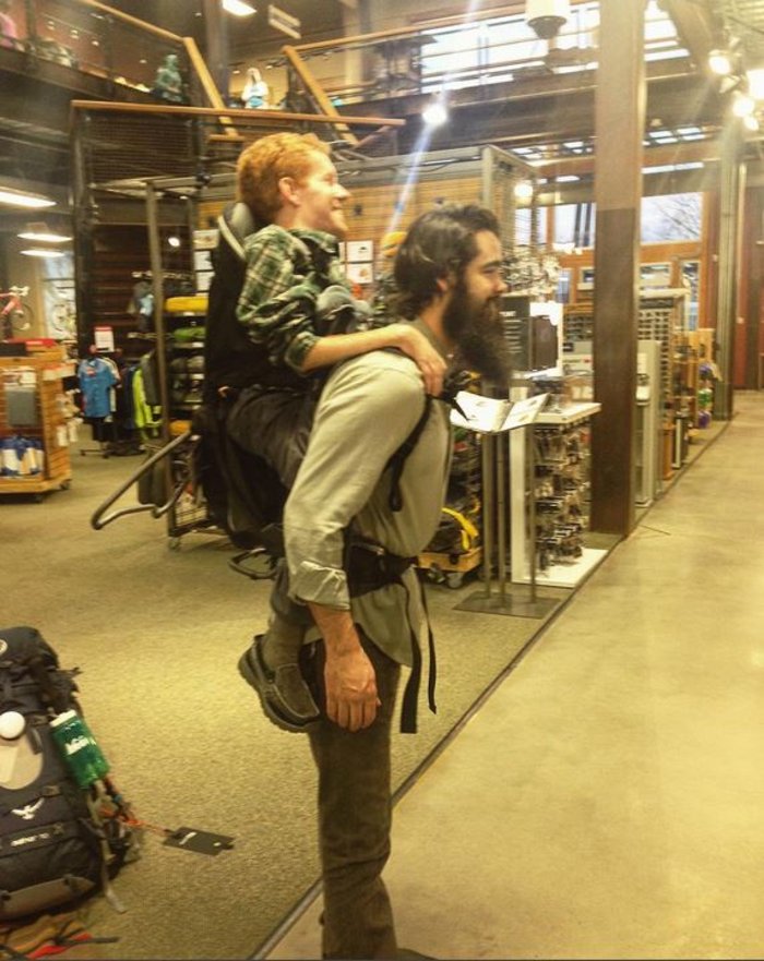 Το μεγαλείο της φιλίας: Ο Κέβαν θα δει τον κόσμο στους ώμους των φίλων του - εικόνα 3