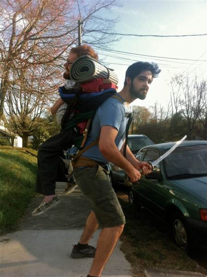 Το μεγαλείο της φιλίας: Ο Κέβαν θα δει τον κόσμο στους ώμους των φίλων του