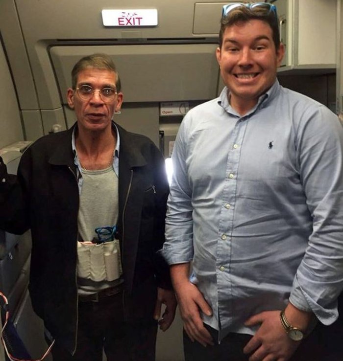 Δείτε πως έβγαλε ο βρετανός selfie με τον αεροπειρατή