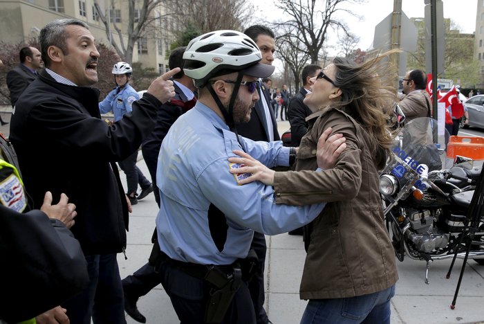 Σωματοφύλακες του Ερντογάν χτύπησαν δημοσιογράφους