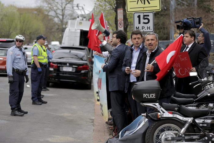 Σωματοφύλακες του Ερντογάν χτύπησαν δημοσιογράφους - εικόνα 6
