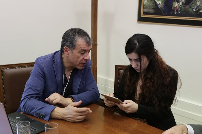 Η 21χρονη όμηρος του ISIS συναντά τον Σταύρο Θεοδωράκη