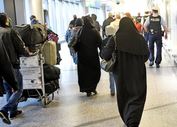 Στη Γερμανία έφτασαν αεροπορικώς οι πρώτοι πρόσφυγες από την Τουρκία